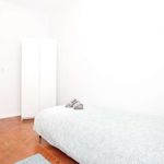 Rent a room of 100 m² in Odivelas