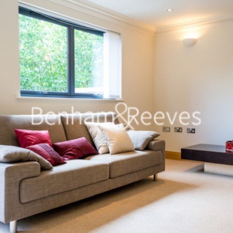 3 Bedroom house to rent in
 School Mews, Cable Street, E1 Ratcliff
