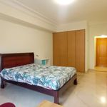 Rent a room of 300 m² in Amadora