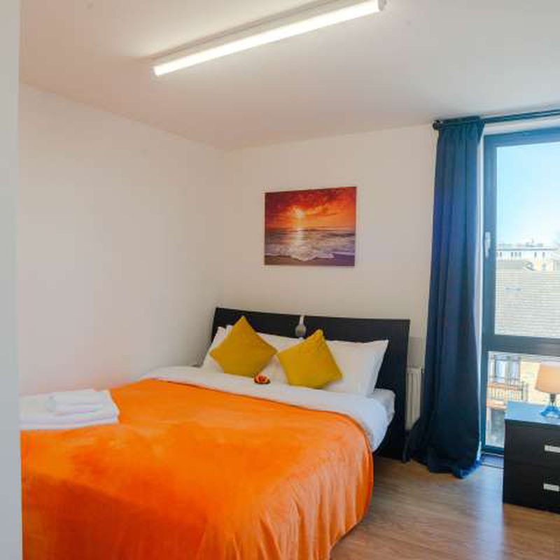 Rooms for rent in 4-bedroom apartment in Poplar, London