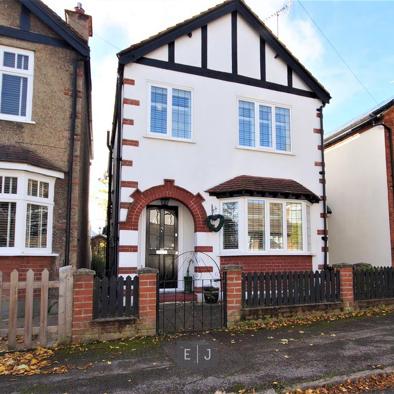 3 bed detached house to rent in Meadow Road, Loughton Buckhurst Hill