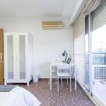 Rent a room of 95 m² in València