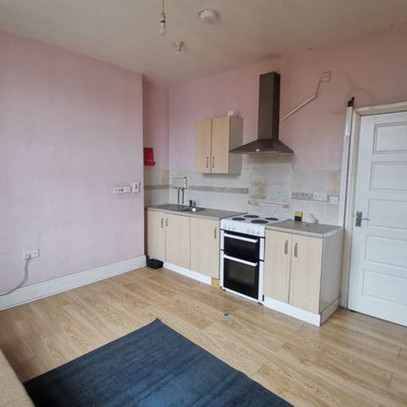 Flat to rent in High Street, Dudley DY1