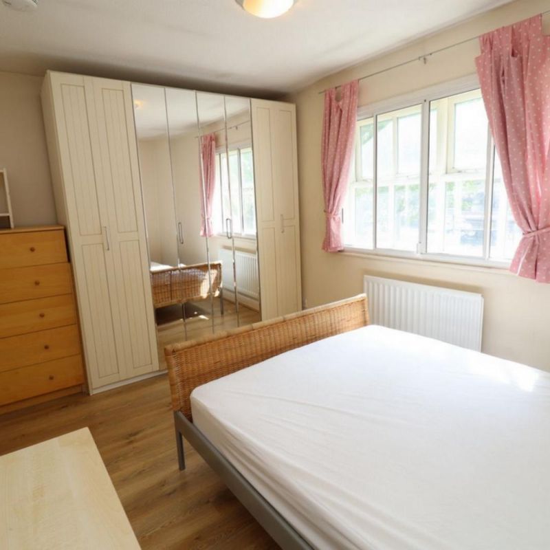 Room in a 3 Bedroom Apartment, Dingle Gardens, London E14 0DN South Bromley