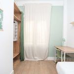 Rent a room of 77 m² in Zaragoza