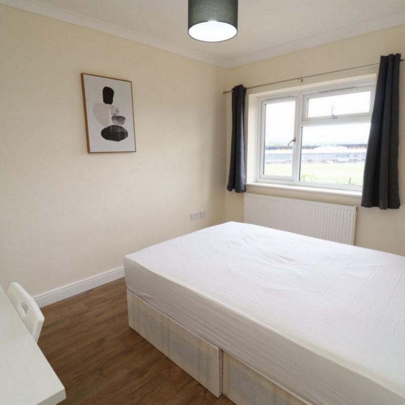 Neat double bedroom close to Canons Park tube station