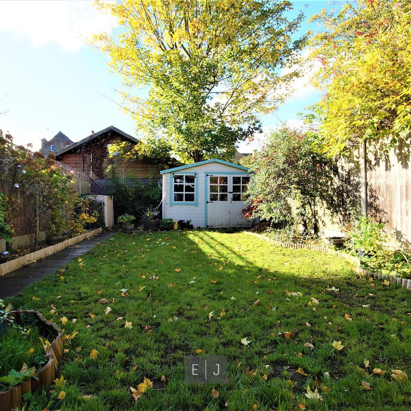 3 bed detached house to rent in Meadow Road, Loughton Buckhurst Hill