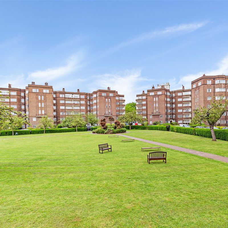 2 bed flat to rent in Chiswick Village, Chiswick, W4 | James Anderson Strand on the Green