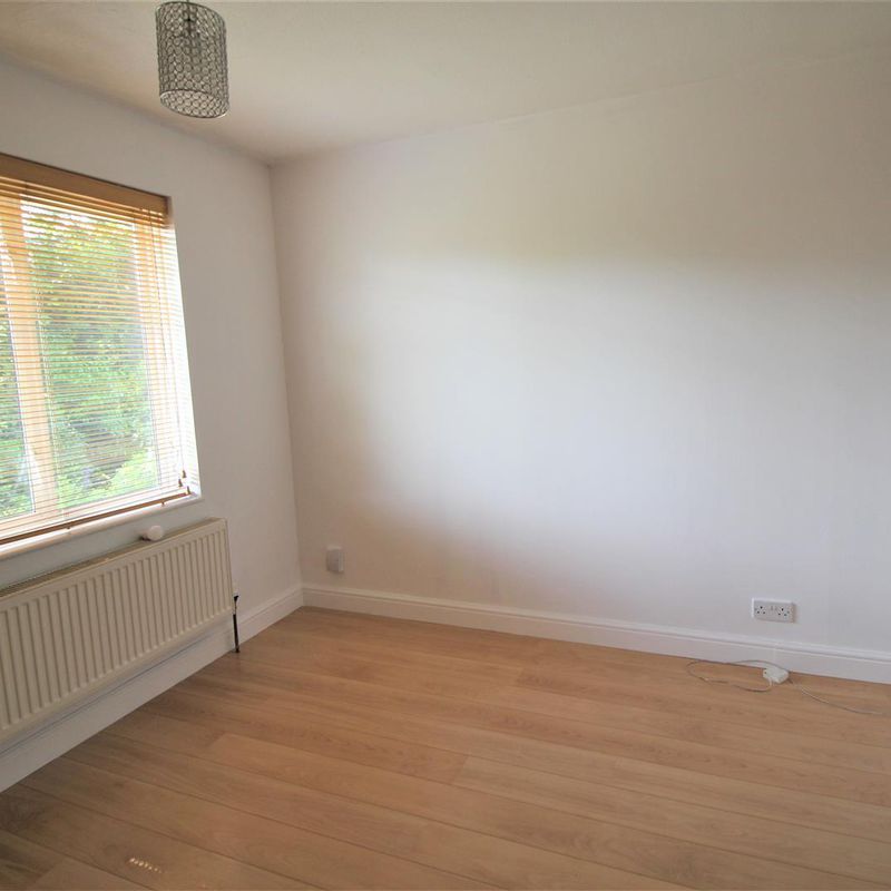 3 bedroom property to let in Pound Hill - £1,750 pcm