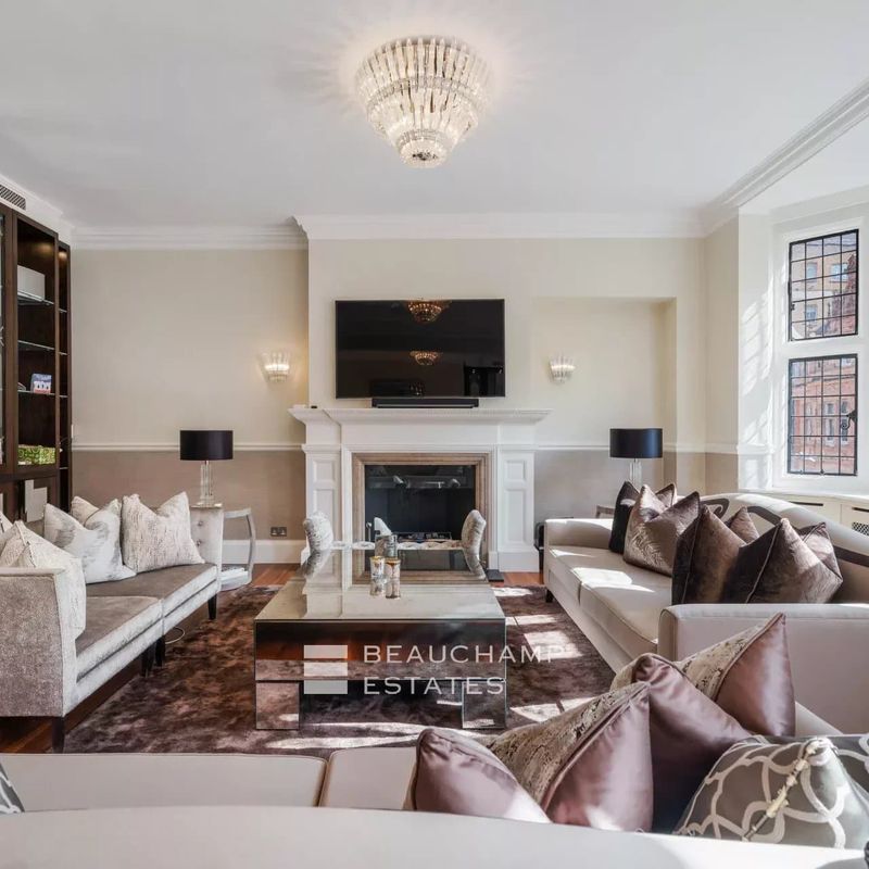 A bright and luxurious duplex apartment in Mayfair Mountain Street