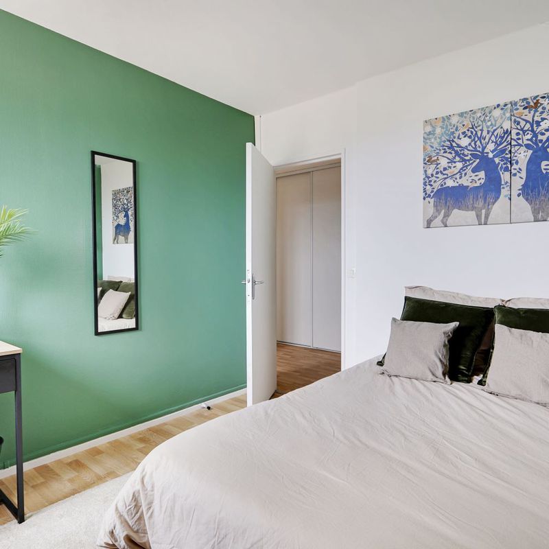Move into this contemporary 10 m² coliving room near Paris