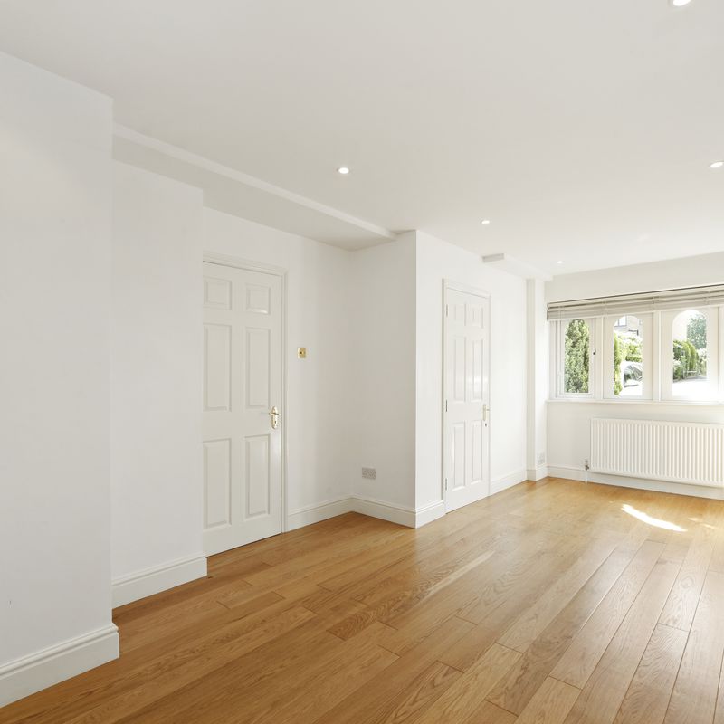 4 bedroom property to let in Sandown Gate, Esher, KT10 - £3,500 pcm Weston Green