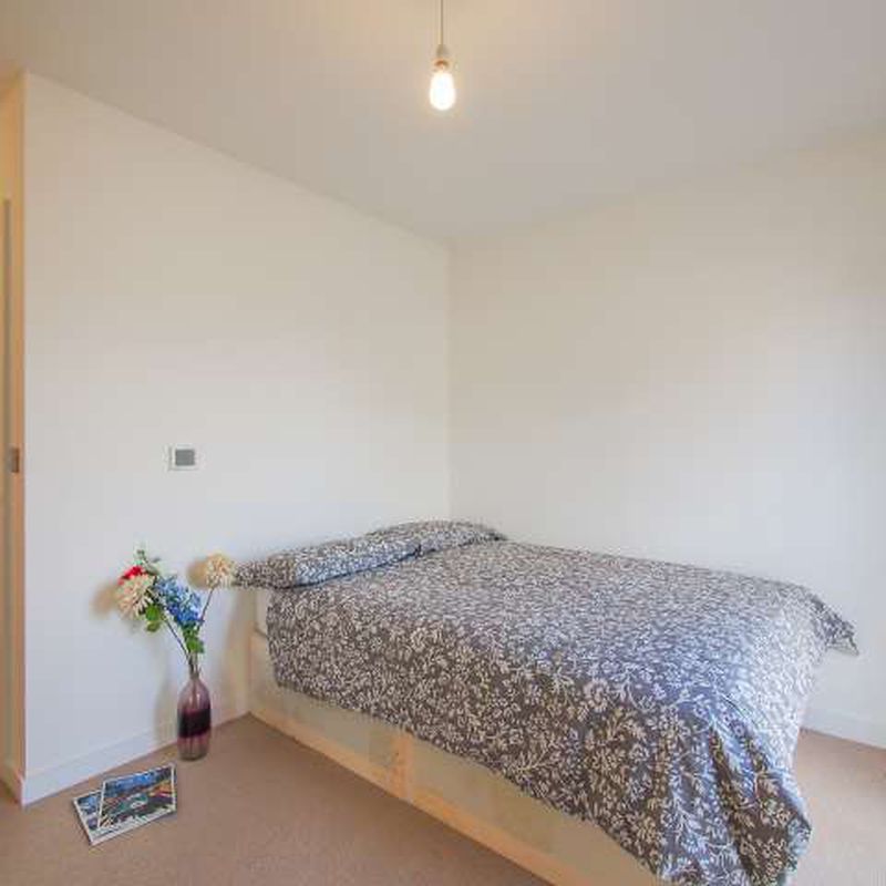 Room to rent in 4-bedroom flat in Poplar, London South Bromley