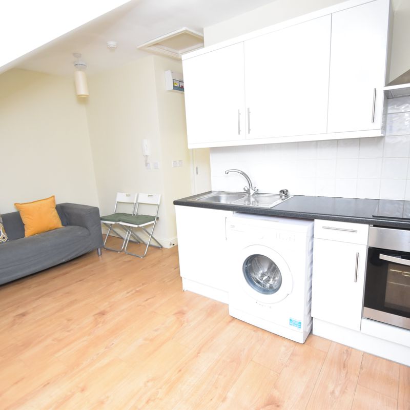 1 bed flat to rent in Connaught Road, Roath, CF24
