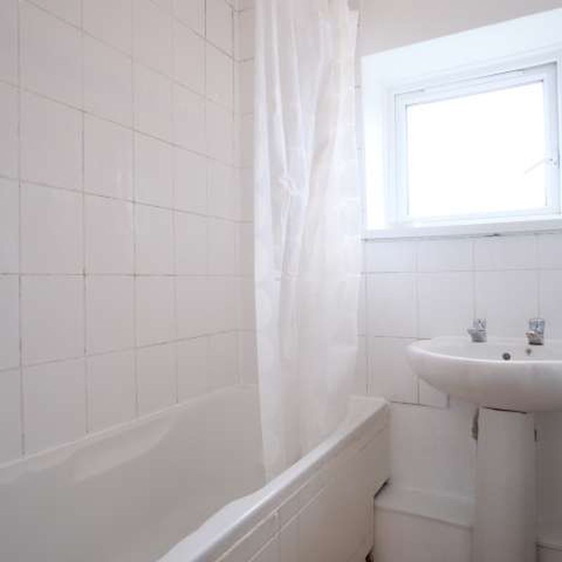 Room for rent, 5-bedroom flatshare, Roehampton, London Putney Vale