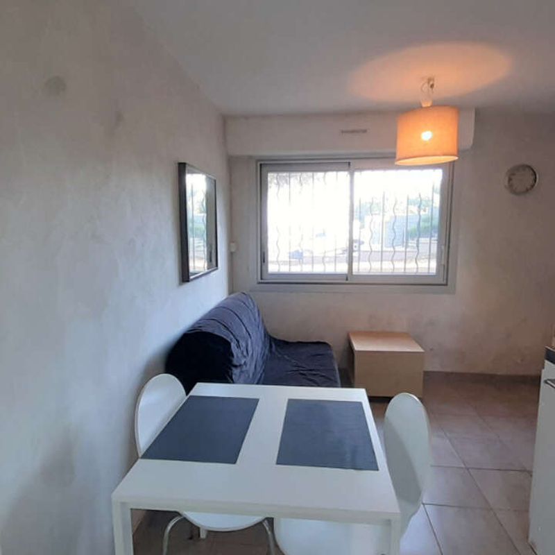 Location appartement 1 pièce 12 m² Nîmes (30900)