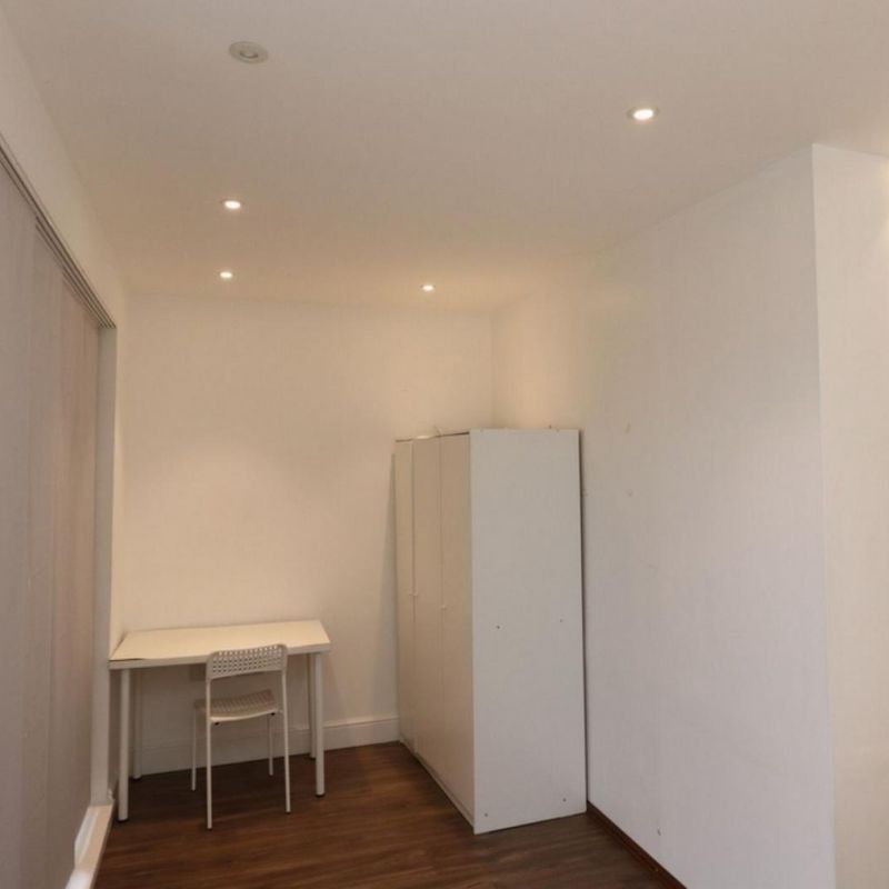 Room in a 3 Bedroom Apartment, Bounds Green Rd, London N11 2EU (Flat 1)