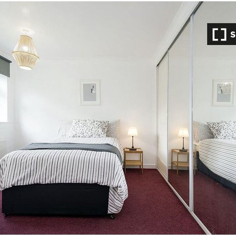 Room in a 4-bedroom flat in Southfields, London