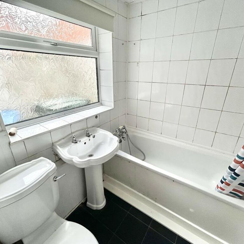 house, for rent at 5 Chase Side Southgate London N14 5BP, United Kingdom