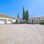 Rent 4 bedroom house of 542 m² in Estepona