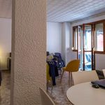 Rent a room of 200 m² in València