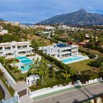 Rent 6 bedroom house of 921 m² in Marbella