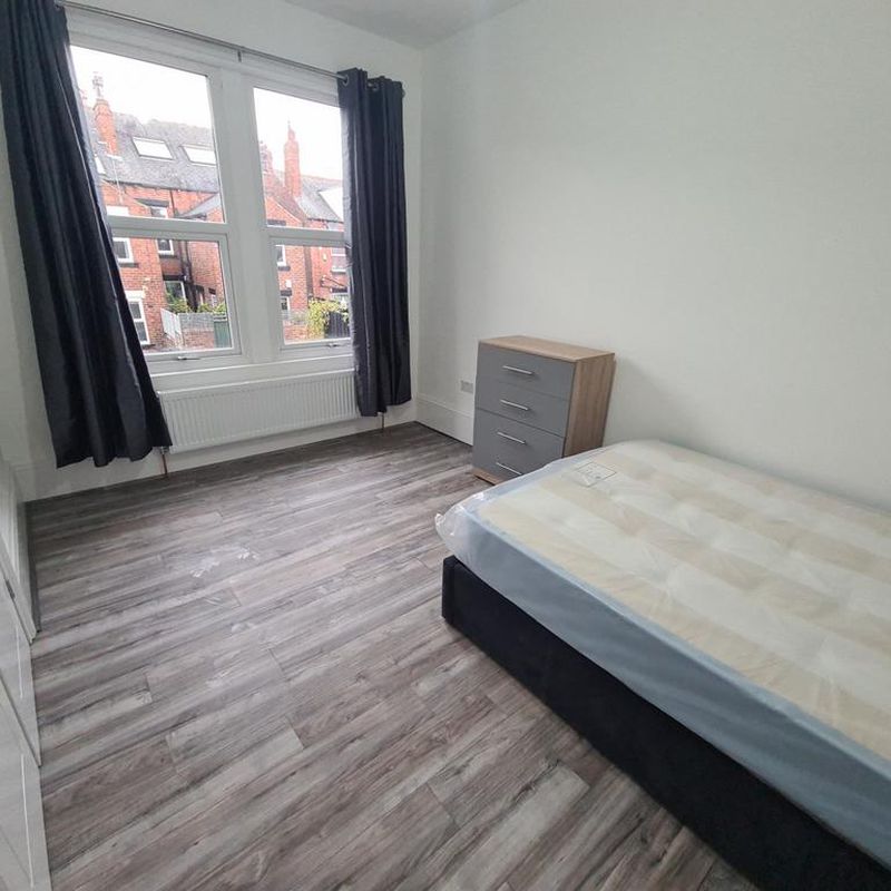 Oakwood Drive, Leeds 2 bed flat to rent - £1,040 pcm (£240 pw) Lady Wood