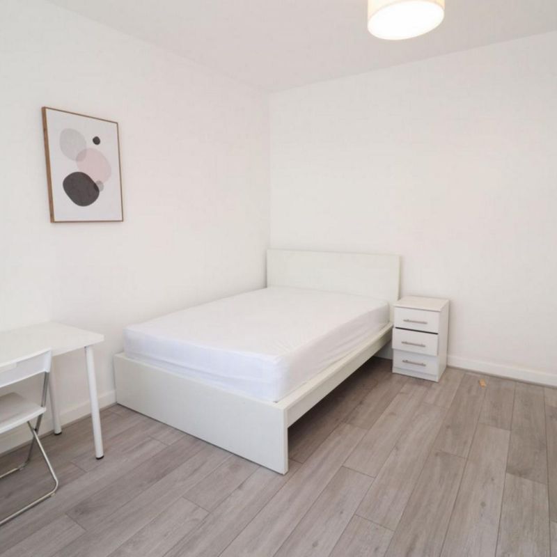 Inviting double bedroom close to Hounslow Rail station