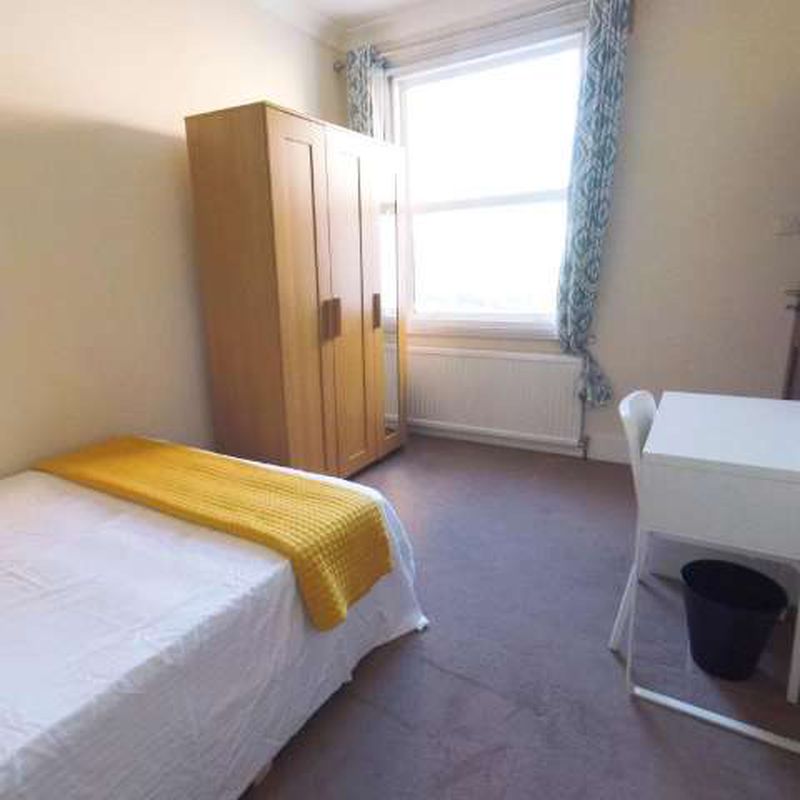 Room for rent in a 5 bedroom flatshare in North Acton
