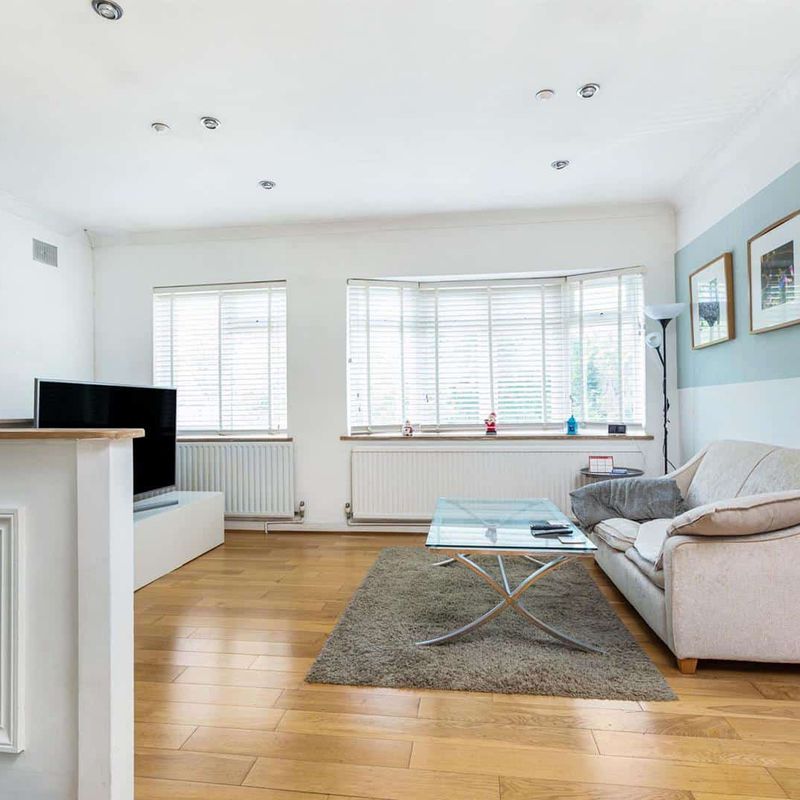 2 bed flat to rent in Roehampton Vale, Putney SW15 | James Anderson Putney Vale