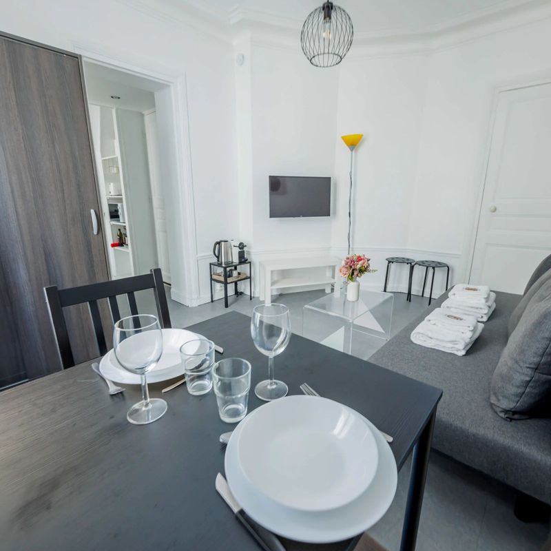 Charming, fully-equipped 19m2 studio near Porte de Vanves, close to transport links. Montrouge