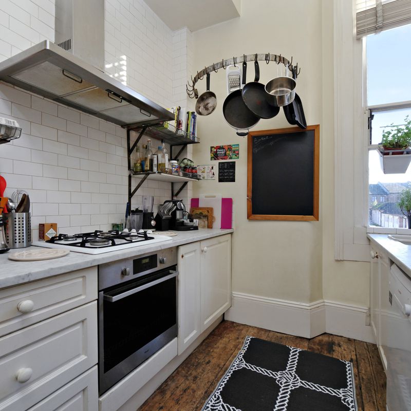 2 bedroom property to let in Kings Avenue, Clapham SW4 - £2,500 pcm Stockwell