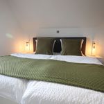 Roomfall: Modern suite with desk, fully equipped kitchen, high-quality towels and bed linen and whirlpool bathtub