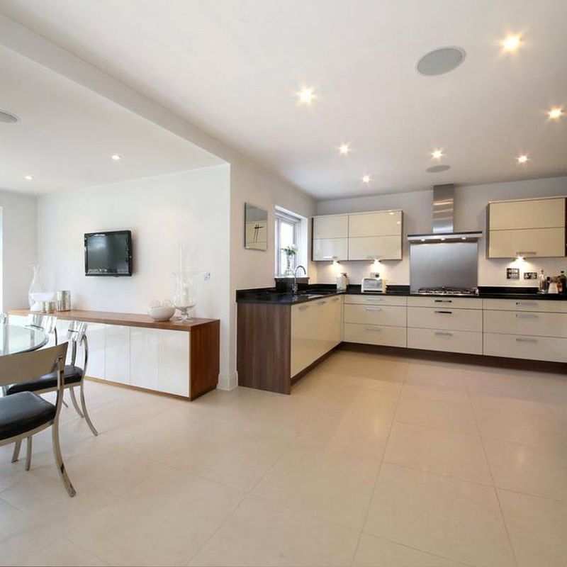6 bedroom detached house to rent Beaconsfield