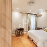 Rent 5 bedroom apartment of 220 m² in Madrid