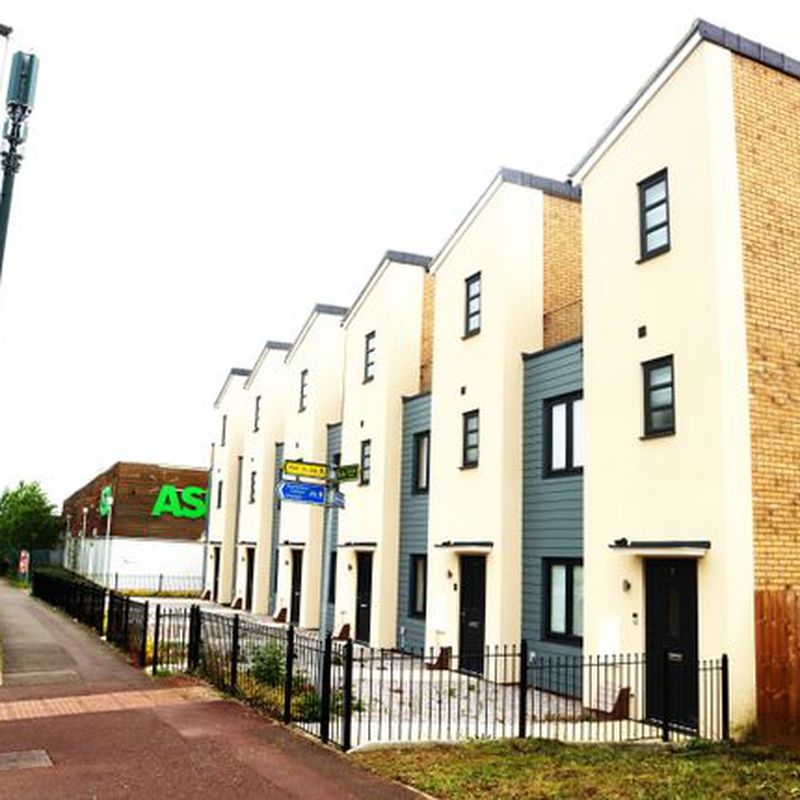 End terrace house to rent in Selkirk Drive, Oakridge Park, Milton Keynes MK14 Stantonbury