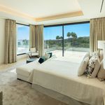 Rent 6 bedroom house of 922 m² in Marbella