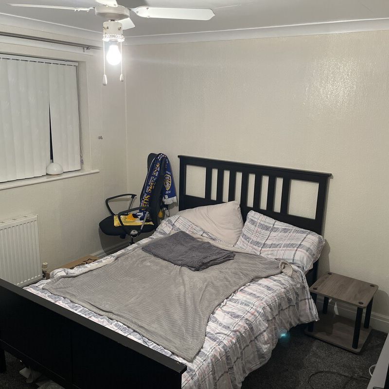 Room to rent in a local travel hub  (Has a House) Ferrybridge Hill