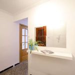 Rent a room of 90 m² in València