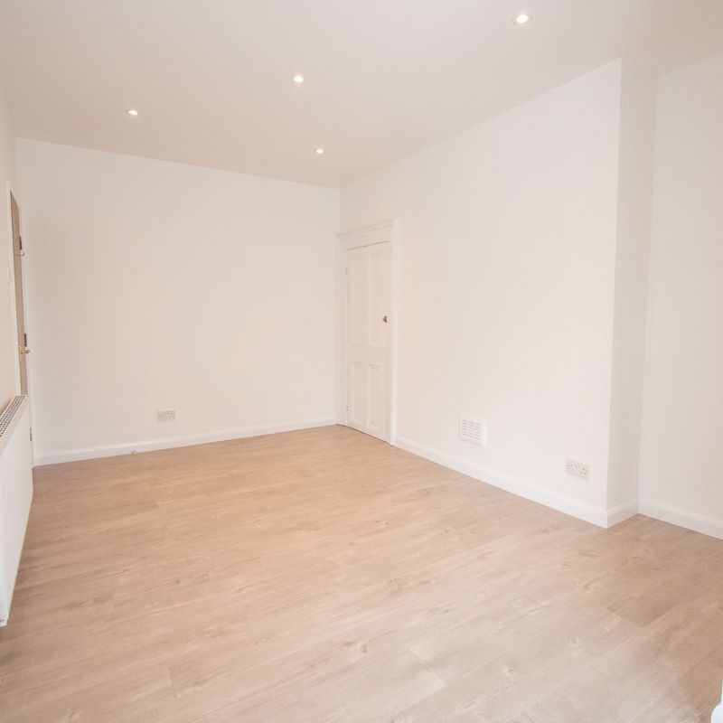 Newly refurbished first floor flat between Chanterlands Avenue and Princes Avenue Stepney