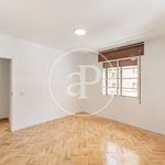 Rent 5 bedroom apartment of 145 m² in Madrid