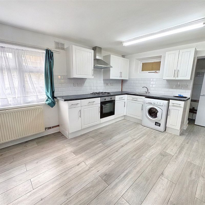 Property in Chesterton Road, Plaistow, E13:4 room house to let in London