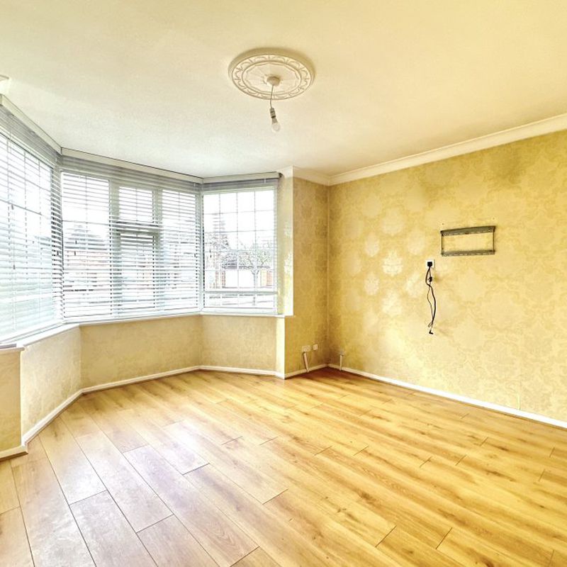 3 bedroom property to let in Bryanston Road, Solihull B91 - £1,700 pcm Sharmans Cross