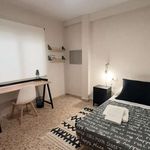Rent a room of 95 m² in Valencia