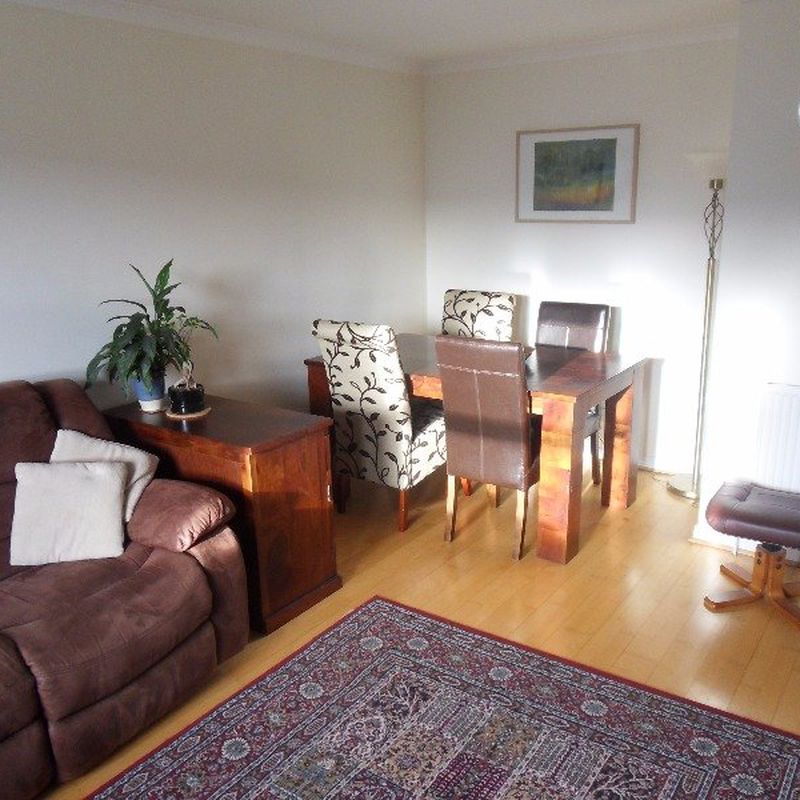 Bright and spacious two bedroom apartment presented to the market fully furnished. Ideally located in the popular area of Morningside. Early viewing is highly recommended.