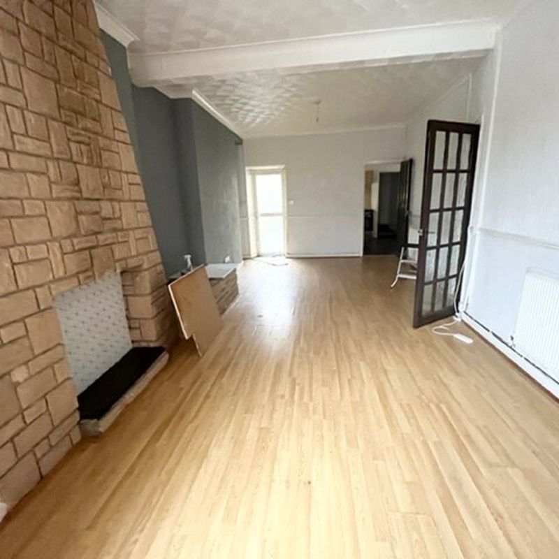 3 bedroom property to let in High Street, Caerphilly - £750 pcm Abertridwr