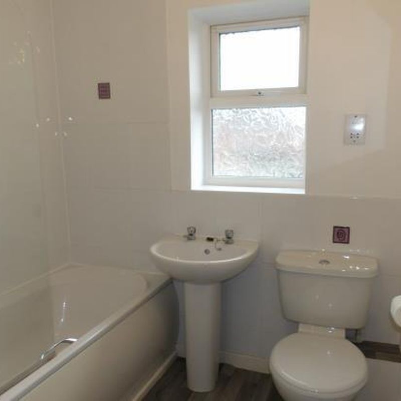 3 bedroom property to let in Alconbury Close, Warrington - £1,100 pcm Hood Manor