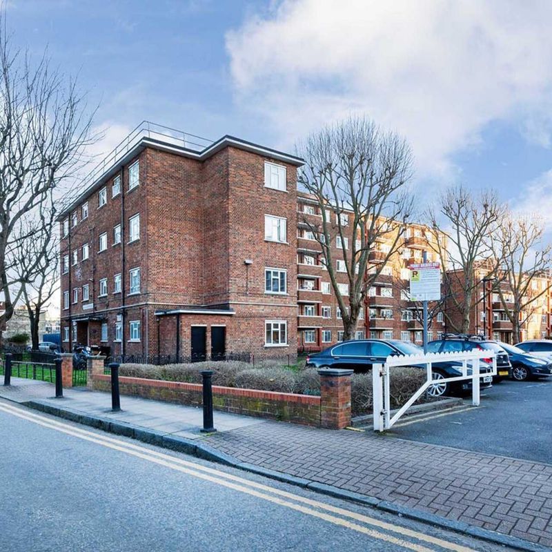 Spacious three bedroom property minutes away from Whitechapel Coleman Street