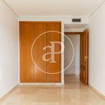 Rent 3 bedroom apartment of 155 m² in València