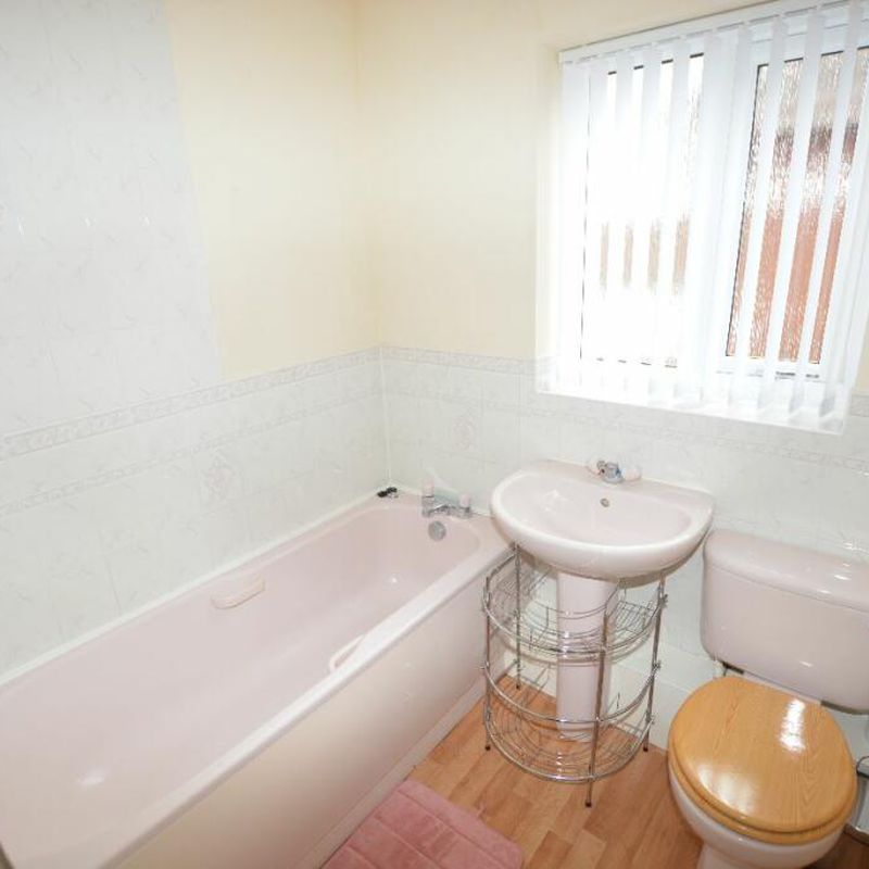 3 bedroom detached house for rent in Harvest Close, S81 Bath